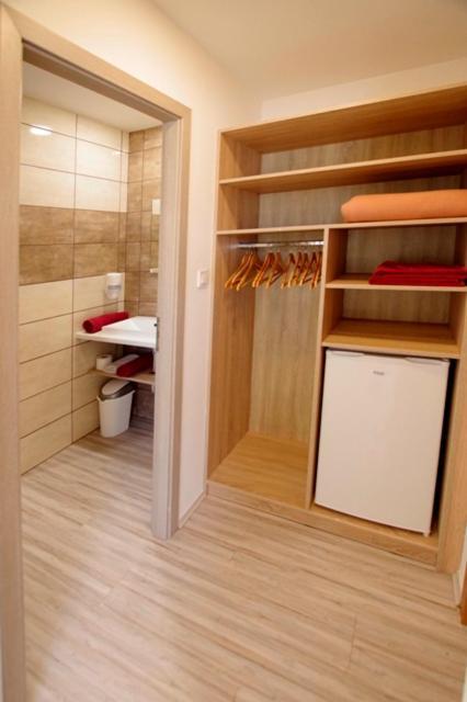 Feher Hajo Panzio Es Vendeglo 3* Győr