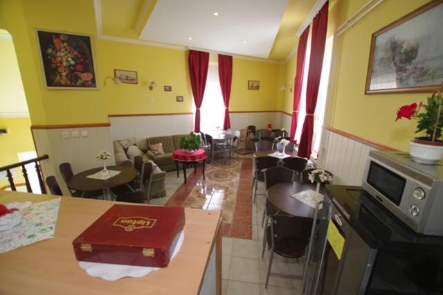 Feher Hajo Panzio Es Vendeglo 3* Győr